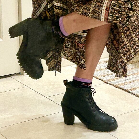 EUC Dr. Martens Averil Black Leather Heeled Ankle Bootie Sz 10 - Picture 8 of 9